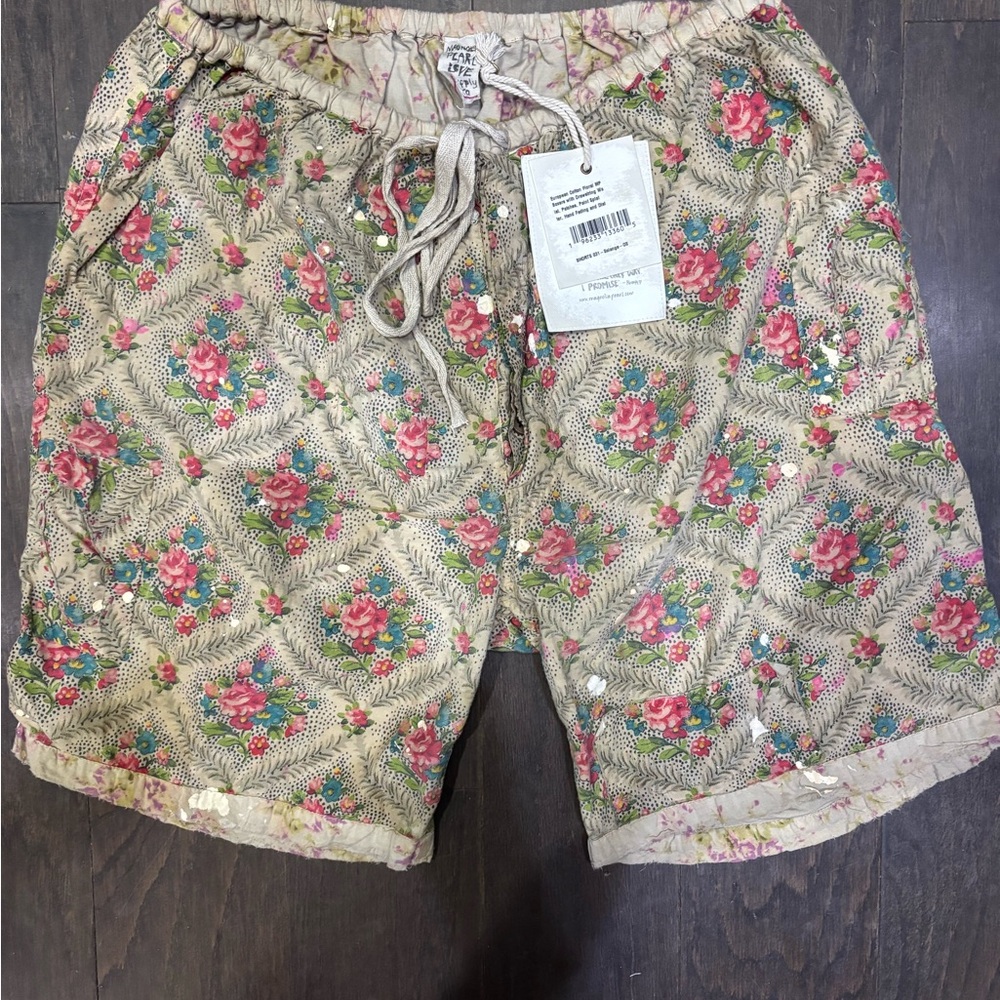 Magnolia Pearl Floral Women's ShortsBeige and PinkPristine cond, Nvr worn